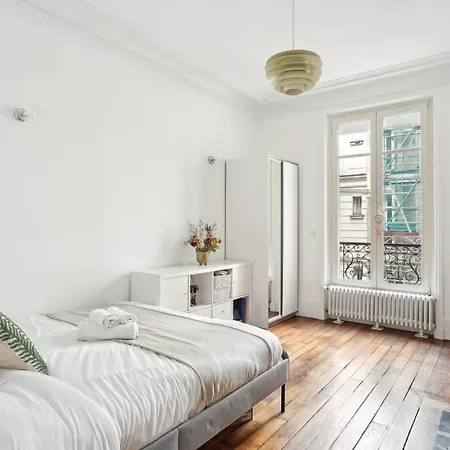 Arc De Triomphe & Victor Hugo - Cityapartmentstay *