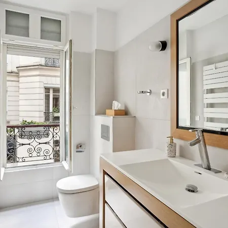 Arc De Triomphe & Victor Hugo - Cityapartmentstay